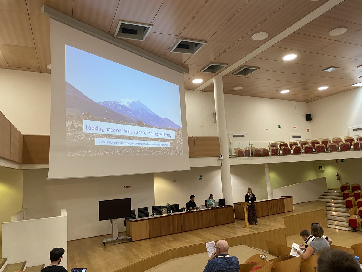 Esther Gudmundsdottir presenting on the tephrostratigraphy of Hekla volcano 🇮🇸 <a href="/IAVCEI_official/">IAVCEI</a> 🌋