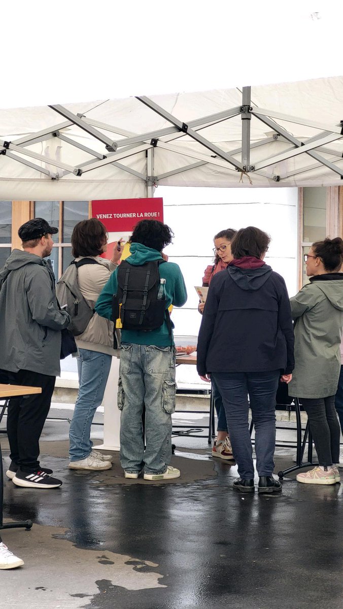 UPCite_Bib's tweet image. Merci aux étudiantes et étudiants venus partager un moment au stand des bibliothèques pour ces #JAVA2024 dans la cour des Grands Moulins ! 🌥
#JeudiPhoto 📸