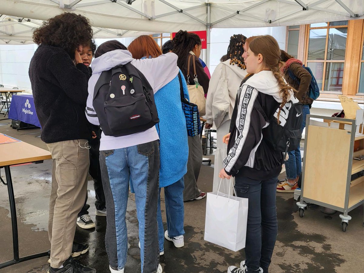 UPCite_Bib's tweet image. Merci aux étudiantes et étudiants venus partager un moment au stand des bibliothèques pour ces #JAVA2024 dans la cour des Grands Moulins ! 🌥
#JeudiPhoto 📸
