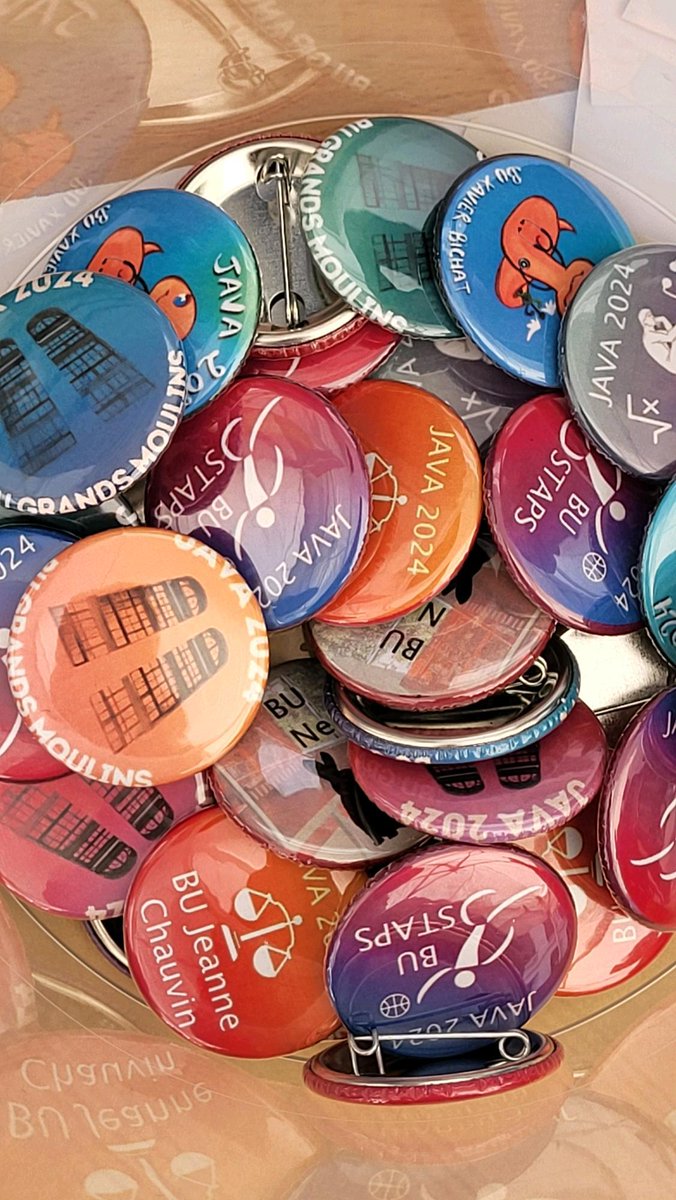 UPCite_Bib's tweet image. Merci aux étudiantes et étudiants venus partager un moment au stand des bibliothèques pour ces #JAVA2024 dans la cour des Grands Moulins ! 🌥
#JeudiPhoto 📸