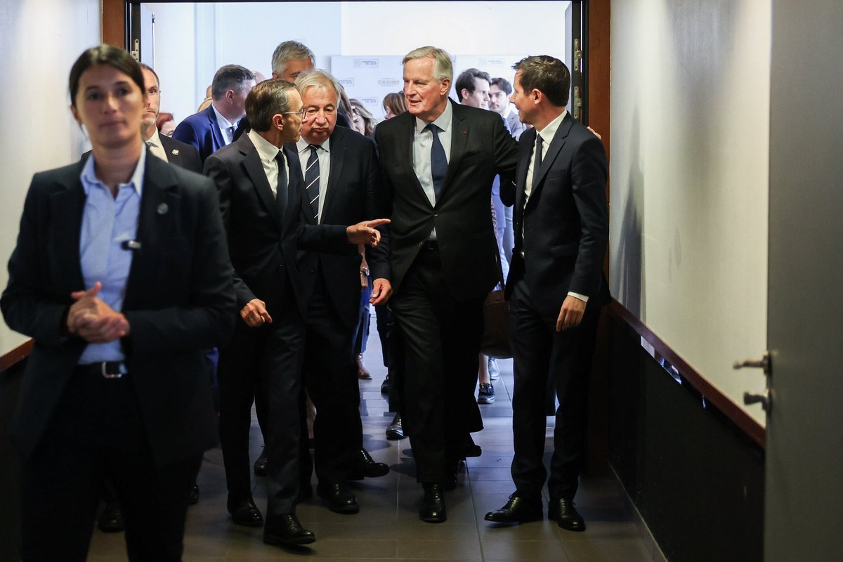 MichelBarnier's tweet photo. J’ai besoin de vous ! Face à la situation politique grave et inédite de notre pays, construisons un socle politique ensemble, chers @Gerard_Larcher, @BrunoRetailleau, @LaurentWauquiez et @FXBellamy. Nous sommes attendus par les Français. https://t.co/ZVWjJZ2crC