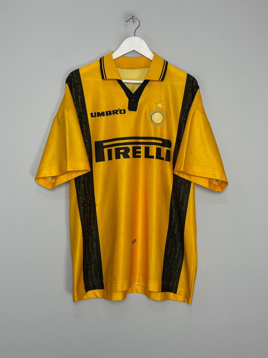 formakultur's tweet image. Inter bu sezon giyeceği alternatif formasını tanıttı.

Forma 1996/97 sezonunda giyilen sarı formadan ilhamla tasarlandı.

🟡⚫️🔵 @Inter_en | @nikefootball