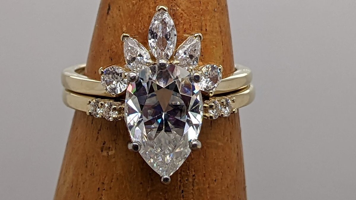 Hendricksonsfj's tweet image. Explore our showroom filled with designer brands like Valina and Diamonds Forever, plus custom pieces by our in-house designers. Something for every taste and budget! #DesignerJewelry #CustomDesigns #Hendricksons