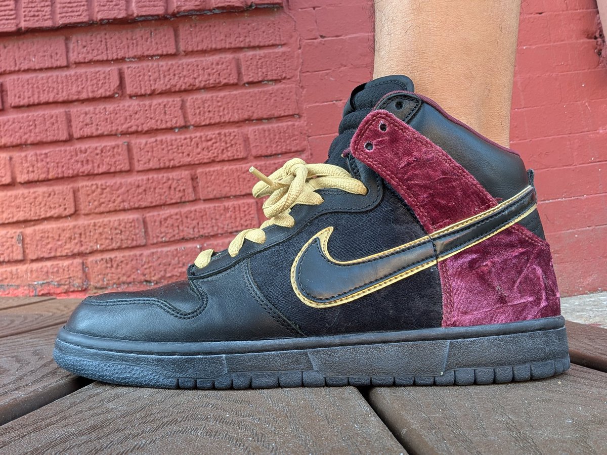 Sn3ak3r_Fr3ak3r's tweet photo. #WDYWT Bloody Sundays on a Thursday .. I don't break them out as often as I'd like to but grateful for my Air'mano @Wilbejr for gifting these to me #DunksOnDeck #BloodySundays #YourSneakersAreDope #NikeSB #StashedBoxes #NikeSbOrNothing https://t.co/Xd92aI0Afh