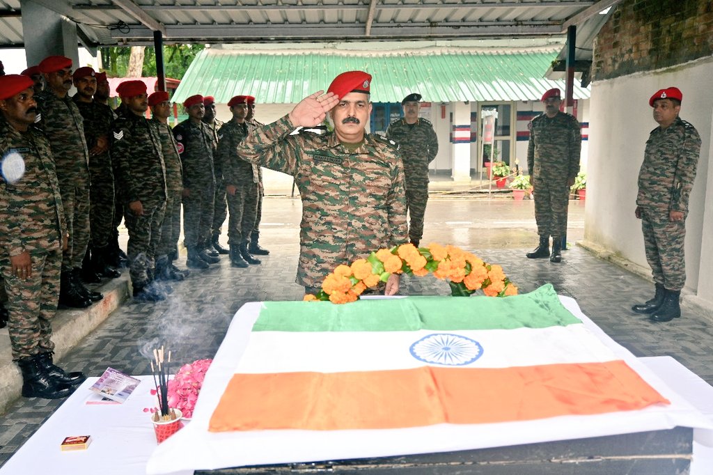 PRODefDehradun's tweet image. #ArmyCanine

Uttarakhand Sub Area #Provost Unit paid homage to Army No 3B43 "GOPAL" (Labrador), an adopted Superannuated Canine from RVC, in a solemn wreath laying ceremony at #Dehradun.
  
GOPAL had participated in numerous missions during his decade plus #ServicetotheNation.
