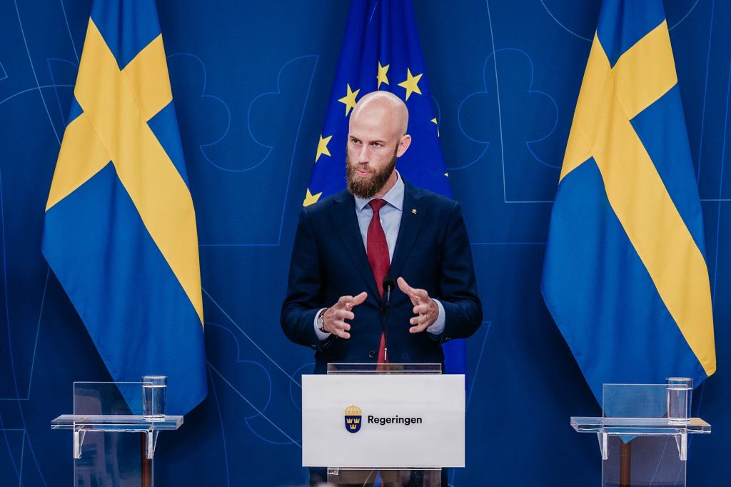 CarlOskar's tweet photo. Idag är en historisk dag. Men låt oss först backa bandet 2 år. När den nuvarande regeringen tillträdde uppgick medlen till det civila försvaret till 2,7 miljarder kronor per år. 

Det har snart gått 10 år sedan riksdagen beslöt att totalförsvaret skulle återuppstå. Det civila försvaret så som vi en gång kände det var nedlagt. Man började från noll och väldigt lite hände, bland annat därför att resurserna lyste med sin frånvaro. 

Idag har vi presenterat den största satsningen på det civila försvaret sedan det kalla krigets slut. I budgeten för nästa år ökar anslaget med 2 miljarder till 8,5 miljarder kronor och 2028 kommer vi per år lägga 15 miljarder kronor på det civila försvaret. Det gör att det civila försvaret resursmässigt i relation till det militära försvaret hamnar på ungefär samma nivå som under det kalla kriget. 

Detta är en historisk milstolpe och ger oss förutsättningar att säkerställa att vårt samhälle har bättre förutsättningar att hantera ett väpnat angrepp. Genom att upprätthålla funktionalitet i de mest grundläggande delarna av samhället och säkerställa att hela det civila samhället klarar av att stödja försvarsmakten i att lösa sin uppgift bygger vi ett mer motståndskraftigt land.