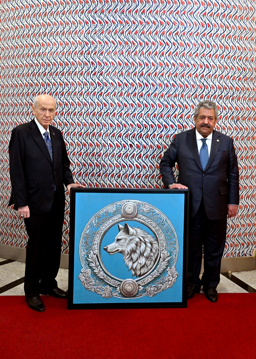 MHP (@mhp_bilgi) on Twitter photo Genel Başkanımız Sayın Devlet BAHÇELİ'ye, Genel Başkan Yardımcımız Sayın Feti YILDIZ'ın 12 eylül anısına takdim ettikleri bozkurt tablosu.
12 Eylül milletin sinesine saplanan kara bir gün, 12 eylül ülkücü hareketin kalbinde sonsuz bir hüzün, 12 eylül gencecik fidanlarımızı Genel Başkanımız Sayın Devlet BAHÇELİ'ye, Genel Başkan Yardımcımız Sayın Feti YILDIZ'ın 12 eylül anısına takdim ettikleri bozkurt tablosu.
12 Eylül milletin sinesine saplanan kara bir gün, 12 eylül ülkücü hareketin kalbinde sonsuz bir hüzün, 12 eylül gencecik fidanlarımızı