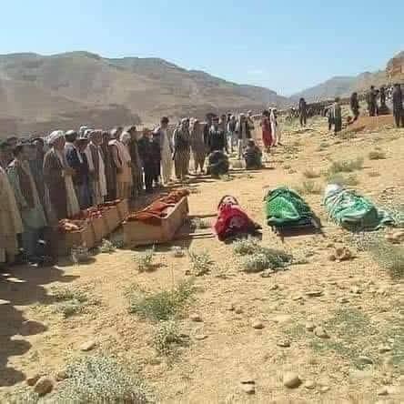 RasikhMahdi's tweet photo. طالبان با فرامین و فتواهای ضد شیعی و رفتارهای هزاره ستیزانه خود به تروریستان دیگر انگیزه و مشروعیت بیشتر برای کشتار هزار‌ه‌ها داده اند

متاسفانه ۱۲ نفر افراد ملکی و عابرین هزاره در دایکندی به دلیل تعلق به قومیت و مذهب تیرباران گردیده اند این قربانیان، باشندگان ولسوالی سنگ‌تخت و بندر ولایت دایکندی هستند.
همه‌ میدانیم که داعش، طالب و القاعده با پیروی از یک ایدیولوژی رادیکال مذهبی تحت یک چتر کلان جهاد اسلامی فعالیت میکنند
در طول بیش از ۲۰ سال در تمام حملات هدفمند که علیه هزاره‌ها به هدف نسل زدایی صورت گرفته است اسناد وجود دارد که طالب و داعش و همکاران تروریستی دیگرشان به صورت مشترک این حملات را اجرا کرده اند. 
حالا که طالبان بر افغانستان حاکم هستند، با صدور احکام و فتواهای مکرر از موقف رسمی حکومت علیه شعایر و اعتقادات مذهبی شیعیان و هزاره‌ها ، این گروه قومی و مذهبی را بیشتر هدف این حملات تروریستی و جنوساید قرار داده و حملات علیه هزاره‌ها را مشروعیت داده و تسهیل میکنند.
متاسفانه امیدواری و انتظار مردم ما از جامعه جهانی مبنی بر تغییر وضعیت از راه‌های مسالمت آمیز سیاسی به پایان رسیده و این وضعیت مردم‌ما را وادار میسازد که برای حفظ جان، حقوق و کرامت خویش باید تدابیر و رویکرد جدید و سختی اتخاذ نمایند.