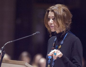 تقول إليف شافاق  :

" إن البقاء معي أمر صعب ، فأنا لا أعطي إلا القليل ، لكنني أعطي أشياء حقيقية ، أشياء لا تغادرك حتى وإن غادرتني "