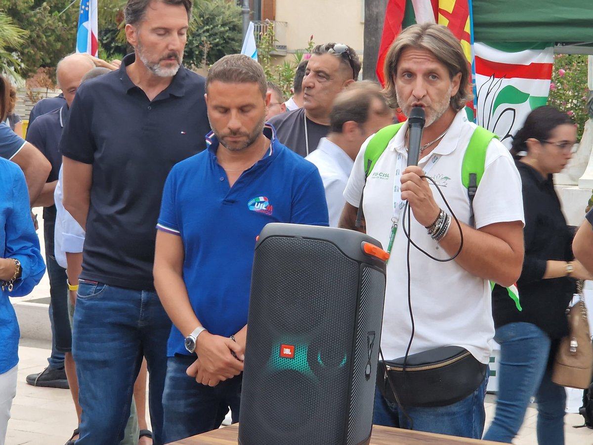 FIMCislStampa's tweet photo. #Stellantis - ACC si sta tenendo a Termoli il presidio unitario del sindacato per sostenere la vertenza del sito molisano su cui grava, ormai da mesi,  l’incertezza sul futuro dei suoi 2000 dipendenti dopo lo stop 🛑 dell’investimento sulla giga factory ACC https://t.co/i1qXE2HudI