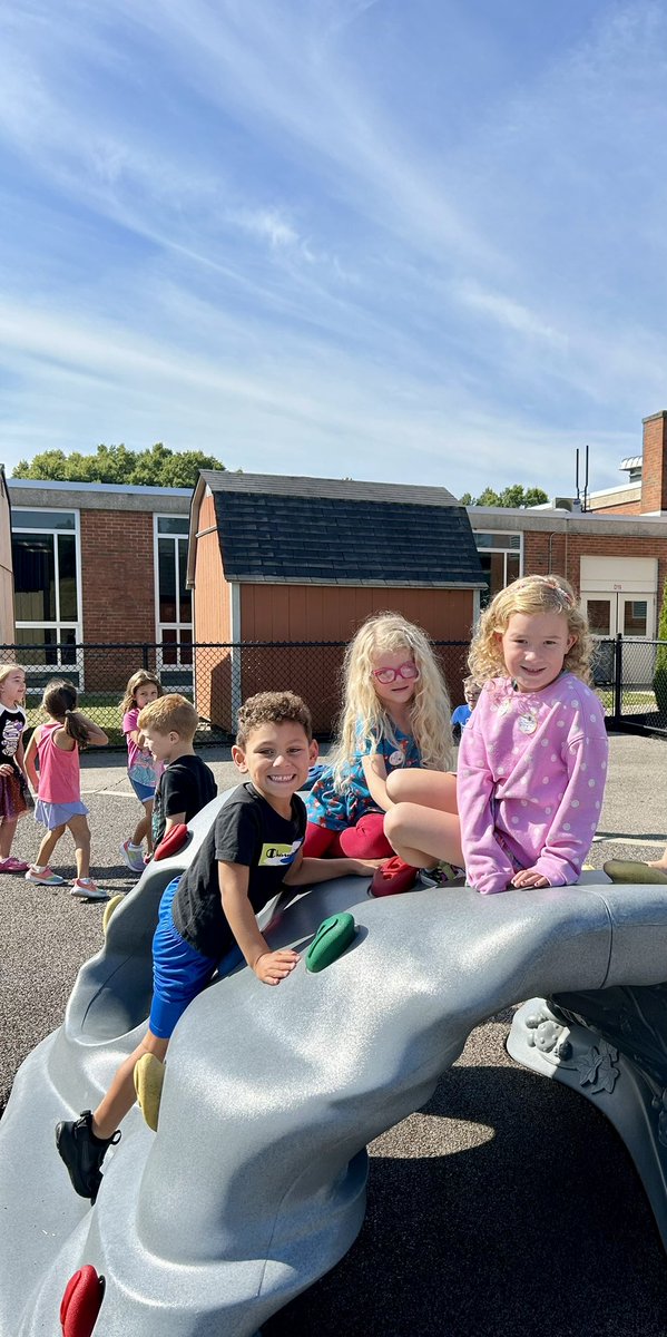 summitbees's tweet image. Mrs. Peters half day kindergarten class was loving the beautiful weather today at recess. #makingconnections @FHSchools