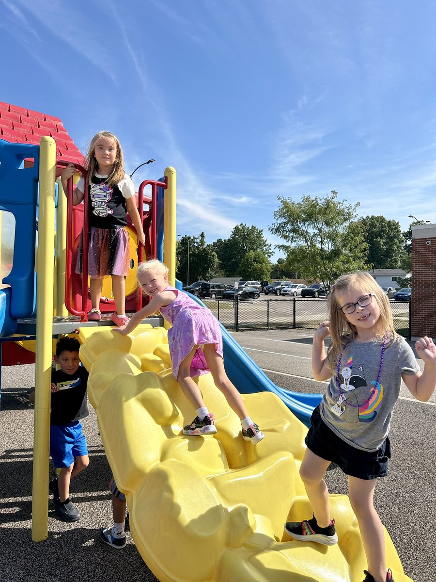 summitbees's tweet image. Mrs. Peters half day kindergarten class was loving the beautiful weather today at recess. #makingconnections @FHSchools