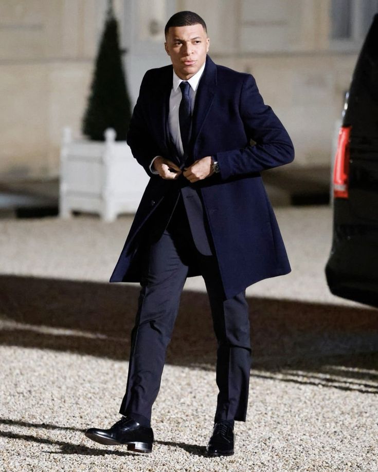 Perang dingin antara PSG dan Mbappe terus berlanjut.

Berita terbaru telah menyebutkan jika PSG menolak untuk memberikan bonus yang diinginkan Mbappe sebesar €55m.

Mbappe akan segera melaporkam hal ini ke pengadilan olahraga Prancis segera. 

Panas. 🔥✊