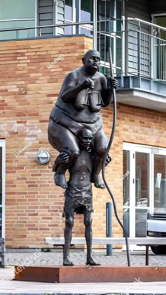 العدالة  تمشي على  أكتاف  الفقراء

تمثال  للنحات العالمي / جنيس