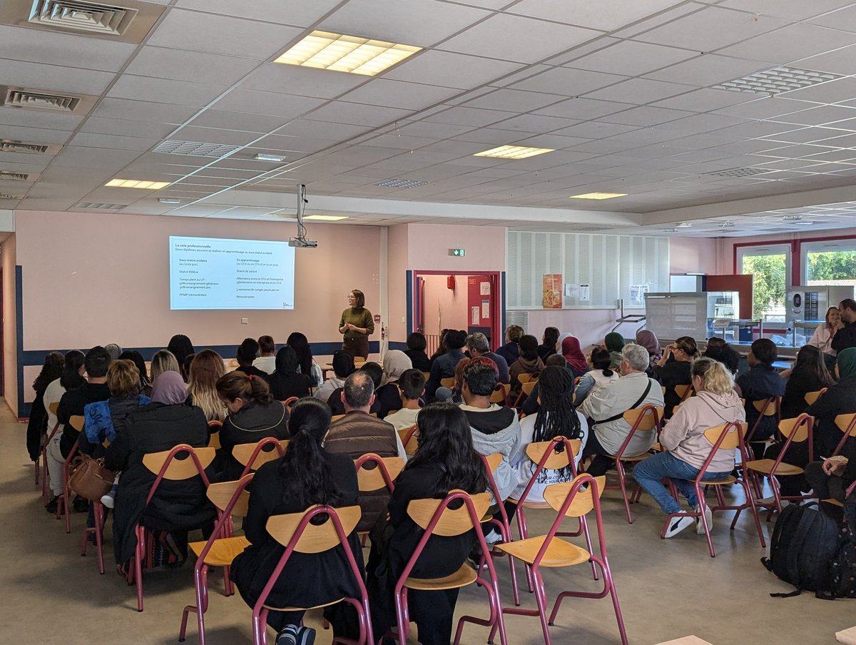 Réunion des parents d'élèves de #3ème
Présentation de la Voie Générale et de la Voie Professionnelle puis présentation de la classe de 3ème 
#Orientation #DNB