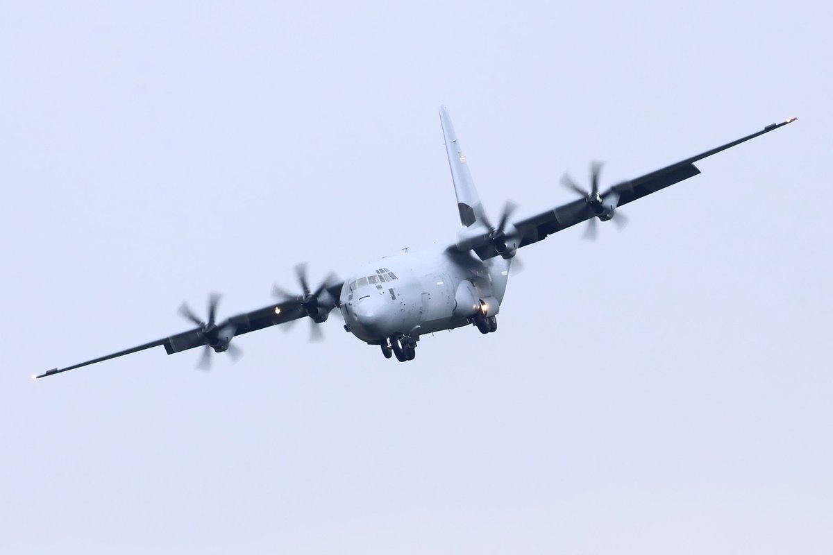 Basdelaat77's tweet photo. USAF C-130J Super Hercules #ROGUE14 (06-8611) from 86th Airlift Wing, one of the #FALE24 participants, on final approach for EHEH.
#NLspot #aviation #avgeek #aviationphotography #planespotting https://t.co/kYwtz1ij7a