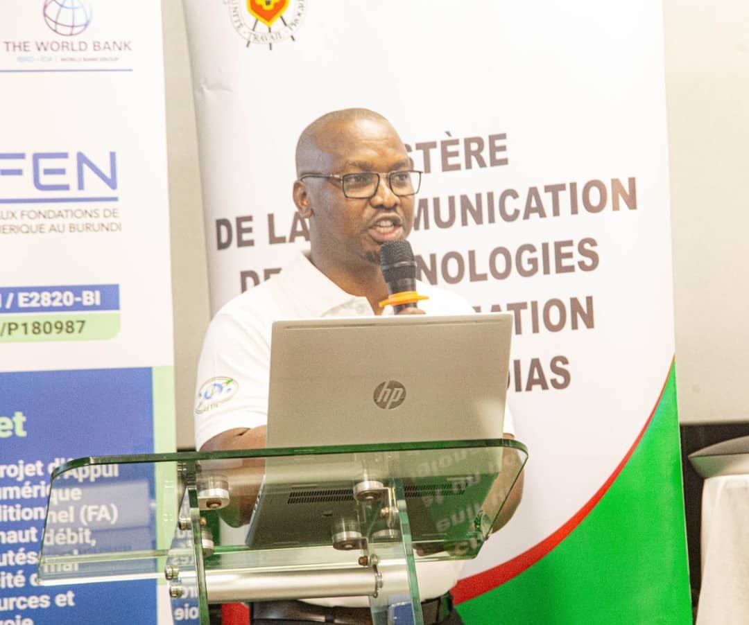 AgasekeTv's tweet photo. #Burundi Le Coordinateur du PAFEN, @birakoze1, a fait savoir que ce projet a cinq piliers principaux, entre autres : infrastructure numérique, compétence numérique, plateformes numériques, services financiers numériques et innovation numérique. @mincotim, @banquemondiale https://t.co/amGHUOmUY4