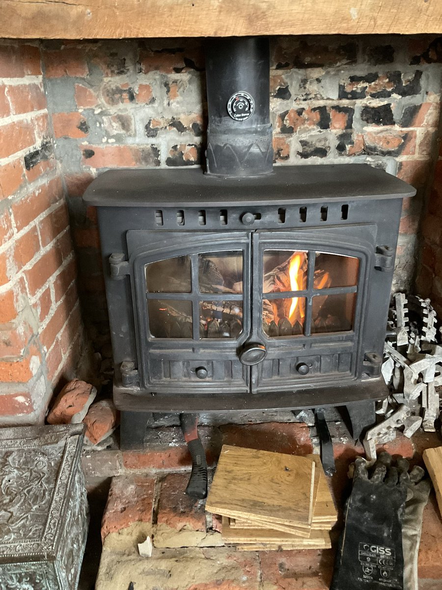 yeoldealbion's tweet photo. It’s feeling chilly outside but not in here! #fire #itsalight #yourlocal #yourlocalpub #Rowhedge https://t.co/OzgXHnrDne