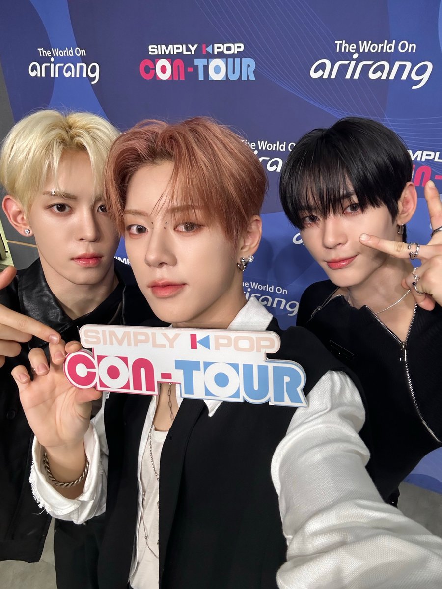 _Simplykpop's tweet image. When you're happy, you throw your hands in the air and say "HURRAY!"🙌

...our hands have been up in the air since the day #NOWADAYS performed #Why_Not on #SimplyCONTOUR...

And these hands will stay up, because NOWADAYS will perform on today's episode too!♥