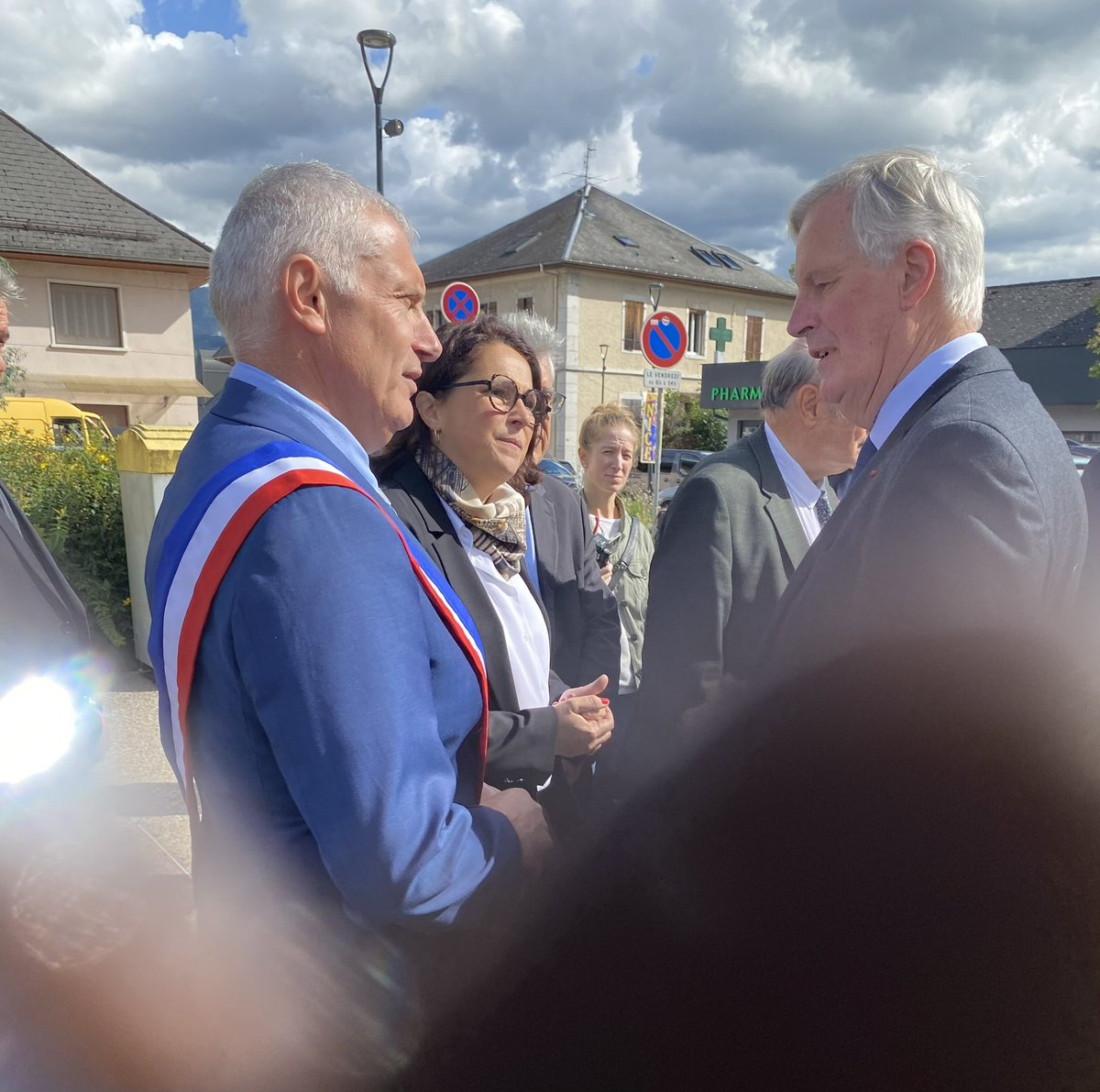 Marina_Ferrari's tweet photo. Heureuse d'avoir accueilli Michel Barnier dans notre circonscription, pour son premier déplacement savoyard depuis sa nomination comme Premier ministre.

À l'INES, qui a vu le jour sous son impulsion, il a pu constater le chemin parcouru par les équipes du CEA pour en faire une référence mondiale dans la recherche, l’innovation, le transfert de technologie ainsi que la formation sur l’énergie solaire. 
Des talents et de l'audace au service d'une économie plus verte et plus responsable.

À la maison France Services d'Entrelacs, je me réjouis du soutien réaffirmé de notre nouveau Premier ministre à ces structures qui rapprochent nos citoyens de leurs services publics et favorisent l'inclusion numérique.

Un État stratège, qui favorise l'innovation et qui redonne à nos services publics toute leur place : dans nos pays de Savoie comme partout en France, nous serons au rendez-vous pour poursuivre sur cette voie.