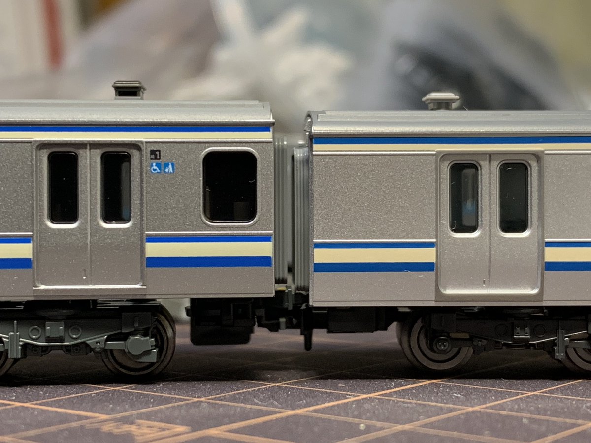 E217系更新車、N完成品のKATOとTOMIX帯色比較 全画像とも左がKATO、右