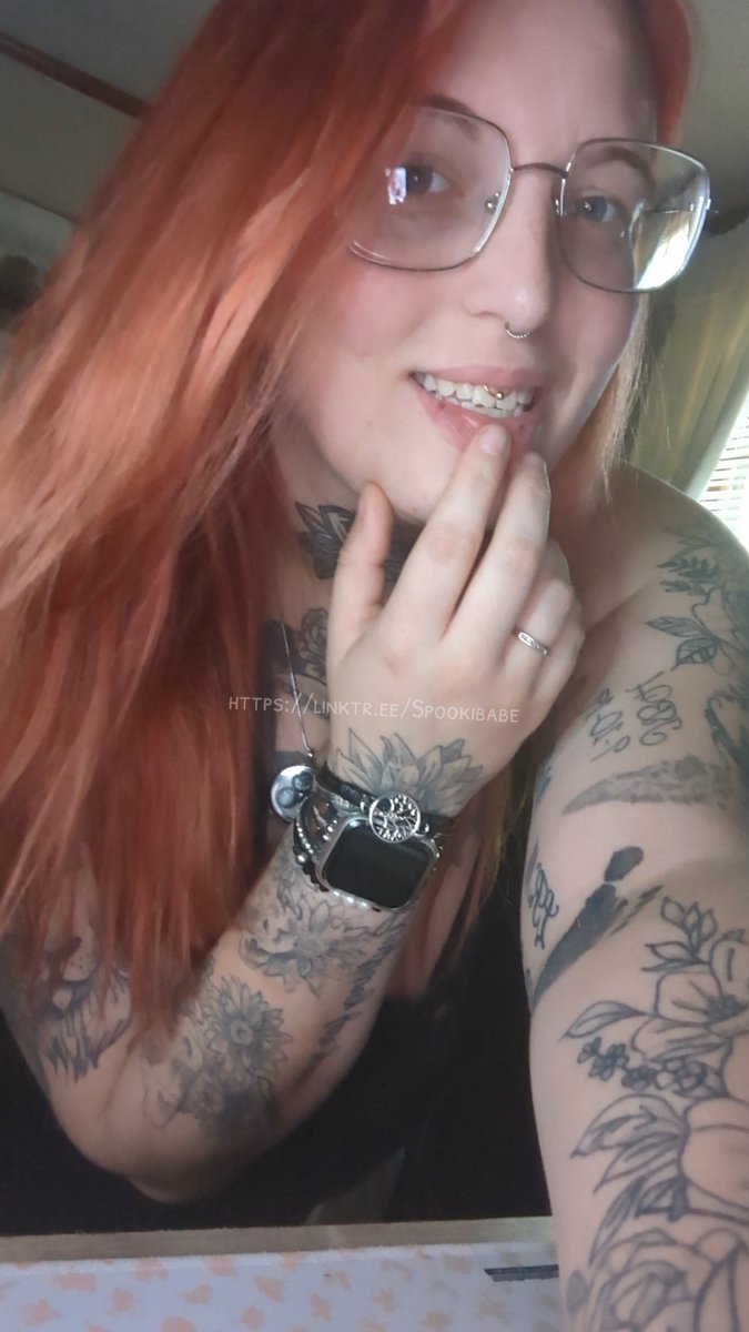 Spookibabe_xo's tweet photo. A poll! #glasses or #noglasses #poll #askingyou #ContentCreator #18plus #goth #alt #nerdy https://t.co/GrKyxhgamN