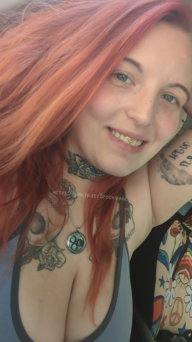 Spookibabe_xo's tweet photo. A poll! #glasses or #noglasses #poll #askingyou #ContentCreator #18plus #goth #alt #nerdy https://t.co/GrKyxhgamN