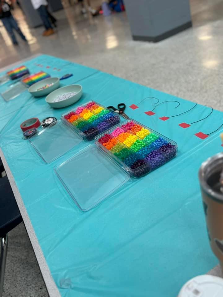 THS_Tigers's tweet photo. First Counselor Corner event of the year…friendship bracelets!! https://t.co/fa14MXZFZe