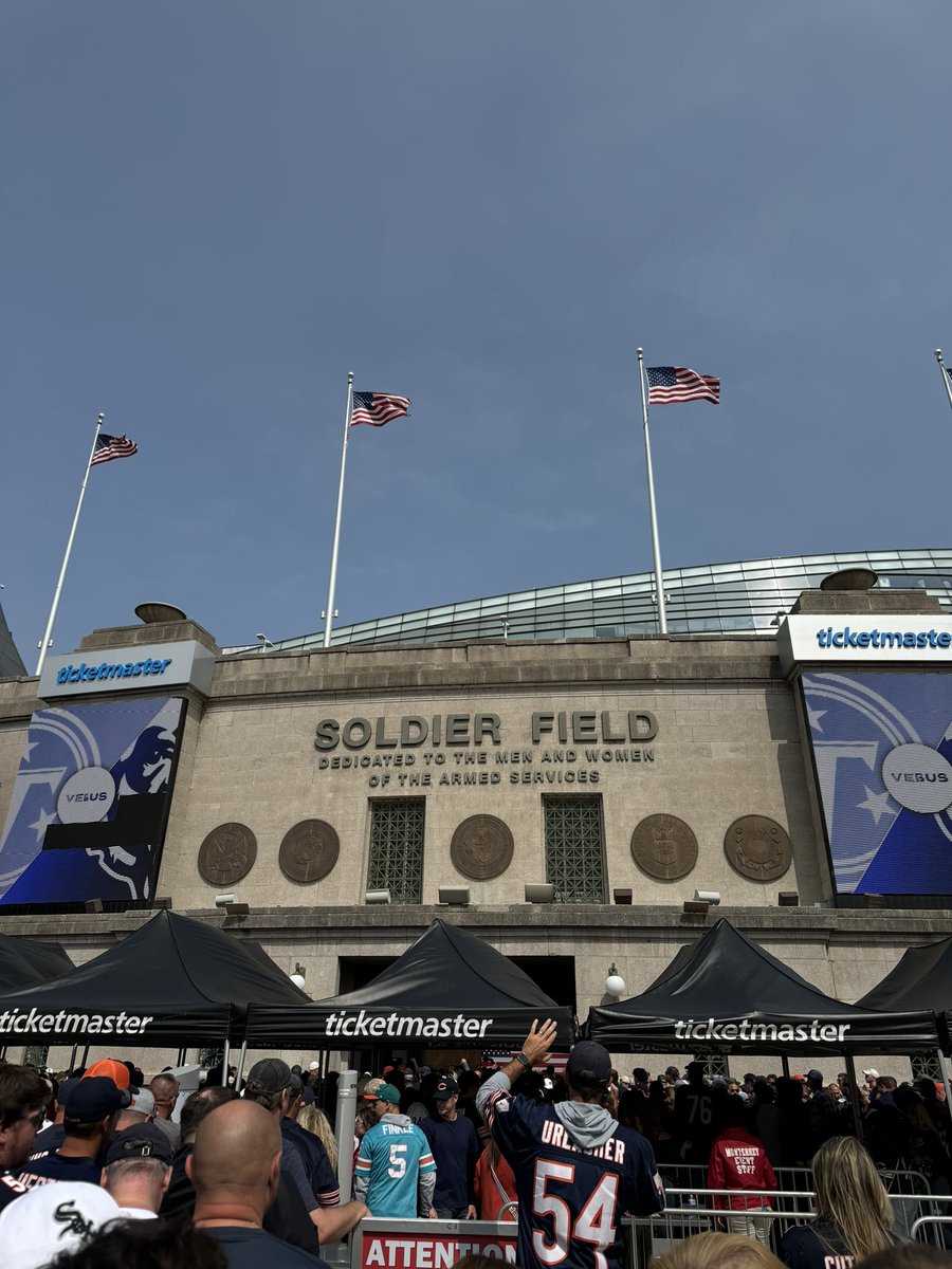 wesley_sergent's tweet photo. ⚔️Behind enemy lines⚔️ Made the trip up to Chicago to watch the @titans vs @bears 2024 season opener at @soldierfield. Had a great time experiencing Chicago for the first time, despite the unfortunate ending to the game. https://t.co/m0h2Eu3z0b