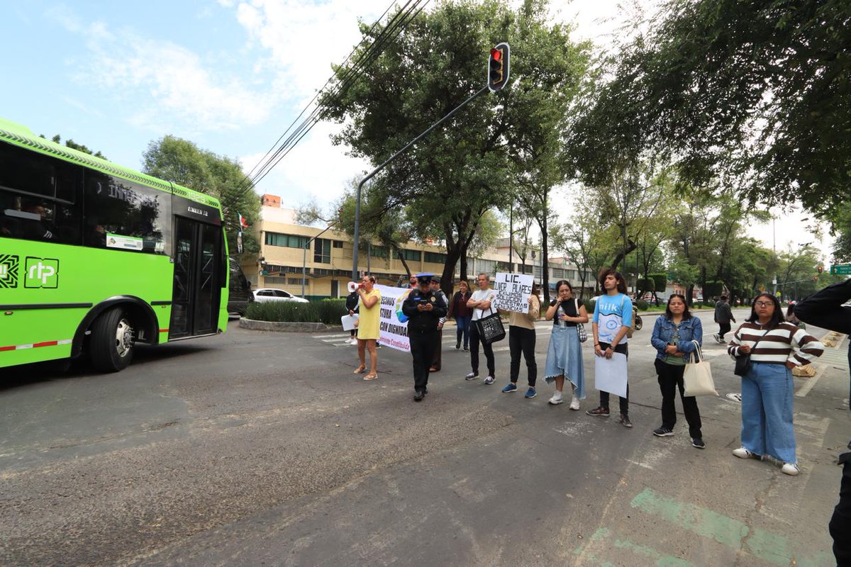 elsolde_mexico's tweet photo. 🔴📢 Vecinos de la colonia Angostura de la @AlcaldiaAO protestan a un costado de la #PGJ  por la venta del predio ubicado en la Av. de las Torres, Número 99.

📷 Adrián Vázquez I El Sol de México https://t.co/VjdL62atq7