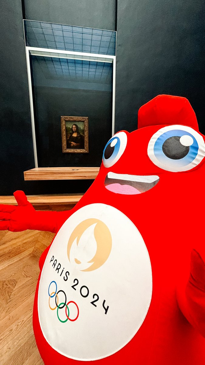 Paris2024's tweet image. Selphryge!
Enfin, on sait pourquoi Mona Lisa sourit 🖼️
📸 #Paris2024 @MuseeLouvre