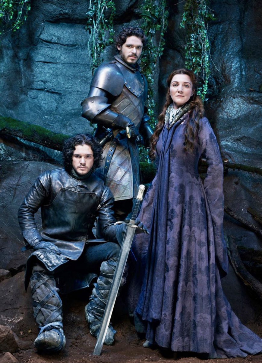 KingTargaryenn's tweet photo. El tremendo diálogo en el que Robb Stark defendió a su medio hermano Jon dejando retratada a su Madre 📚:

-Debes nombrar a otro heredero hasta el momento en que Jeyne te dé un hijo. —Meditó un instante—. Tu señor padre no tenía hermanos, pero su padre tenía una hermana que contrajo matrimonio con uno de los hijos menores de Lord Raymar Royce. Tuvieron tres hijas, y las tres se casaron con señores menores del Valle. Una con un Waynwood y otra con un Corbray, de ésos estoy segura. La más pequeña... puede que fuera con un Templeton, pero... 

—Madre. —El tono de Robb era brusco—. Te olvidas de una cosa. Mi padre tuvo cuatro hijos.

 —Un Nieve no es un Stark. —Catelyn no lo había olvidado; no lo había querido ver, pero allí estaba. 

—Jon es más Stark que cualquier señor menor del Valle que jamás ha visto Invernalia. 

—Jon es un hermano de la Guardia de la Noche, ha jurado no tomar esposa y no poseer tierras. Los que visten el negro hacen votos de por vida. 

—Igual que los caballeros de la Guardia Real. Eso no impidió que los Lannister les quitaran las capas blancas a Ser Barristan Selmy y a Ser Boros Blunt cuando ya no les eran útiles. Si envío a la guardia un centenar de hombres que ocupen el lugar de Jon, seguro que se les ocurrirá alguna manera de liberarlo de su juramento.

 «Ya lo ha decidido.» Catelyn sabía lo testarudo que podía llegar a ser su hijo. 

—Los bastardos no pueden heredar. 

—No a menos que un decreto real los legitime —replicó Robb—. Sobre eso hay más precedentes que sobre liberar de sus votos a un hermano juramentado. 

—Precedentes —replicó ella con amargura—. Sí, Aegon el Cuarto legitimó a todos sus bastardos en su lecho de muerte. ¿Sabes cuánto dolor desató, cuántas guerras se libraron y cuánta sangre se derramó por eso? Sé que confías en Jon, pero ¿puedes confiar en sus hijos? ¿O en los hijos de sus hijos? Los Fuegoscuro aspiraban al trono y causaron problemas a los Targaryen durante cinco generaciones, hasta que Barristan el Bravo mató al último de su estirpe en los Peldaños de Piedra. Si legitimas a Jon no hay vuelta atrás, no hay manera de volver a convertirlo en un bastardo. Si se casa y tiene hijos, los que tengas tú con Jeyne jamás estarán a salvo. 

—Jon jamás haría daño a un hijo mío. 

—¿Igual que Theon Greyjoy no haría daño a Bran ni a Rickon? 

Viento Gris  saltó sobre la cripta del rey Tristifer y enseñó los dientes. El rostro de Robb era una máscara gélida. 

—Eso ha sido tan cruel como injusto. Jon no es Theon.

 —Eso quieres creer. ¿Y has pensado en tus hermanas? ¿Qué pasa con sus derechos? Estamos de acuerdo en que el norte no puede quedar en manos del Gnomo, pero ¿qué pasa con Arya? Según la ley va después de Sansa... Es tu propia hermana, es hija legítima... 

—Y está muerta. Nadie ha visto a Arya desde que le cortaron la cabeza a mi padre. ¿Por qué te sigues engañando? Hemos perdido a Arya, igual que a Bran y a Rickon, y también matarán a Sansa en cuanto le dé un hijo al enano. El único hermano que me queda es Jon. Si muero sin herederos, quiero que me suceda como Rey en el Norte. Tenía la esperanza de que me apoyaras en esta elección. 

—No puedo —dijo—. En todo lo demás estoy contigo, Robb. En todo. Pero en esto no, es una locura. No me pidas mi aprobación.

 —No tengo por qué. Soy el REY.
————————————————
❗️Si has llegado hasta aquí agradecería mucho que te suscribieras a mi canal de YouTube donde podrás disfrutar de más contenido sobre este Universo. Dejo en enlace en el tweet de abajo👇🏻