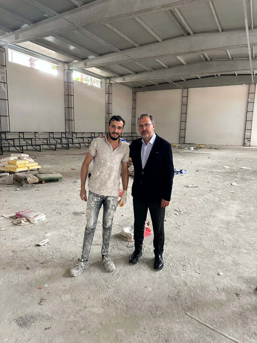 kasapoglu's tweet photo. Adım Adım İzmir
✔️Adım Adım Yeni Eserler
 
Selçuk ilçemizde 2023 yılında protokolünü imzaladığımız 2 spor salonu bu yıl hizmete girecek. 

Türkiye’nin dört bir yanında hizmet g��türdüğümüz, eserler kazandırdığımız yerlerde olduğu gibi bu salonlar da kadınıyla erkeğiyle, genciyle yaşlısıyla tüm Selçuk ve Izmir halkına hizmet edecek. 

Türkiye Yüzyılı’na yakışan hizmet siyasetimiz durmadan yoluna devam edecek.

Şimdiden hayırlı uğurlu olsun.