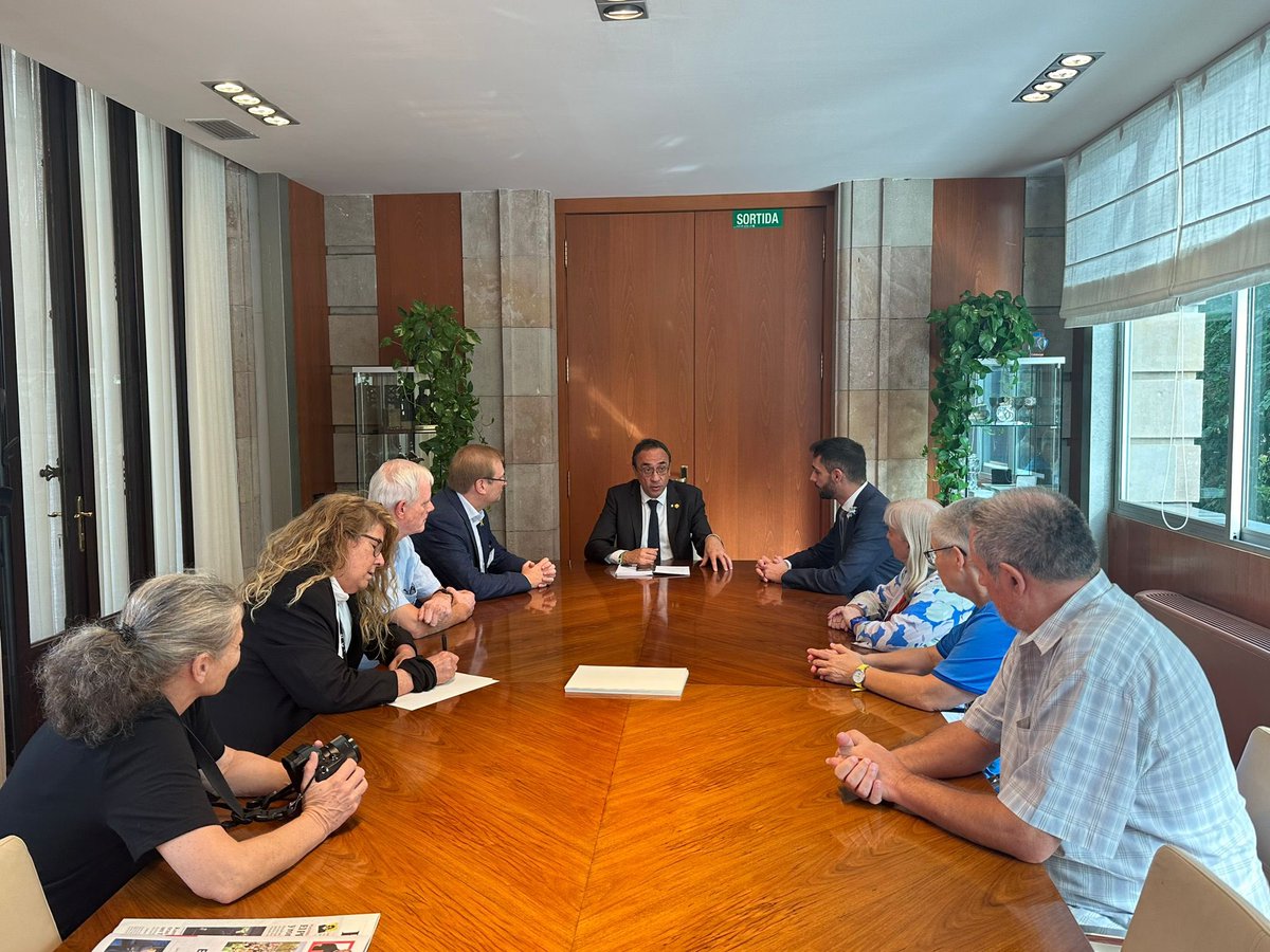 joseprull's tweet photo. Els membres de @Foreign_Cat són uns ambaixadors extraordinaris de Catalunya. Ciutadans de tot el món que estimen el nostre país, en coneixen la singularitat i que ho difonen arreu. 

Avui n’he rebut una delegació, amb qui treballarem en aquesta feina de divulgar com és la nació. https://t.co/e2XZzKTdiJ