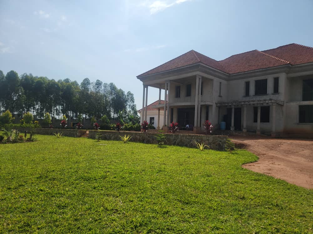 Ugaman01's tweet photo. 05 Bedrooms Posh Luxurious Residential House on Sale. 

This house is located in Ddundu, 10km from Gayaza Town (Nakwero 2). 2 sitting rooms, 05 self contained bedrooms, seated on 75 decimals. 
Property Details: https://t.co/jEMLDBKSdi 
#mmproperties https://t.co/KqTaW2BcSX