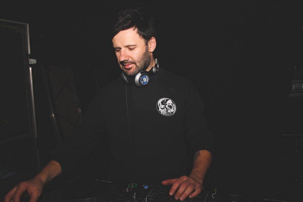 Ha mort el músic i DJ Víctor Palomo, conegut amb els àlies artístics 'Vicknoise' i 'Shelby Grey'. 
Va començar en l'electrònica amb 15 anys, i ha estat resident de <a href="/NitsaClub/">Nitsa Club</a> o <a href="/RazzmatazzClubs/">RazzmatazzClubs</a> i ha actuat al <a href="/SonarFestival/">Sónar</a>, <a href="/Primavera_Sound/">Primavera Sound</a> o @Sala_Apolo.
enderrock.cat/noticia/28529/…