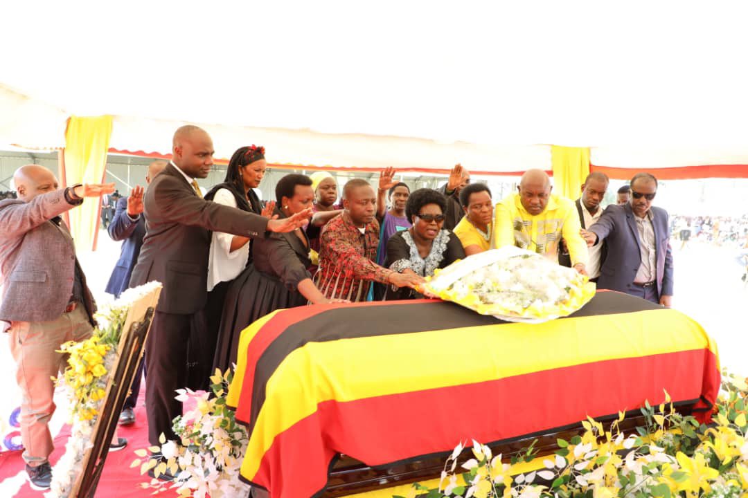 CHRISBARYOMUNS1's tweet image. Today,we bid a solemn farewell to a dedicated public servant and cherished colleague,Hon.Sarah Mateke. Her unwavering commitment to our nation will forever be remembered. May her legacy continue to inspire us all. Rest in peace.