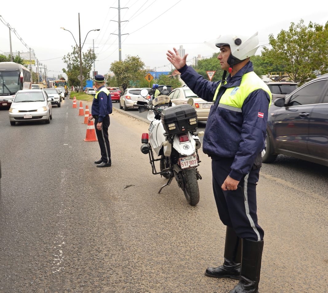 asu_transito's tweet image. 👨🏼‍✈️#SeguimosTrabajando en la cobertura pertinente en el marco de mejoramiento vial y puesta en funcionamiento los semáforos de los siguientes puntos: 
📍Avda. Madame Lynch y Cnel. Alejo Silva. 
📍Avda. Madame Lynch con giro a Sinforiano Buzó. #AsuTransuto