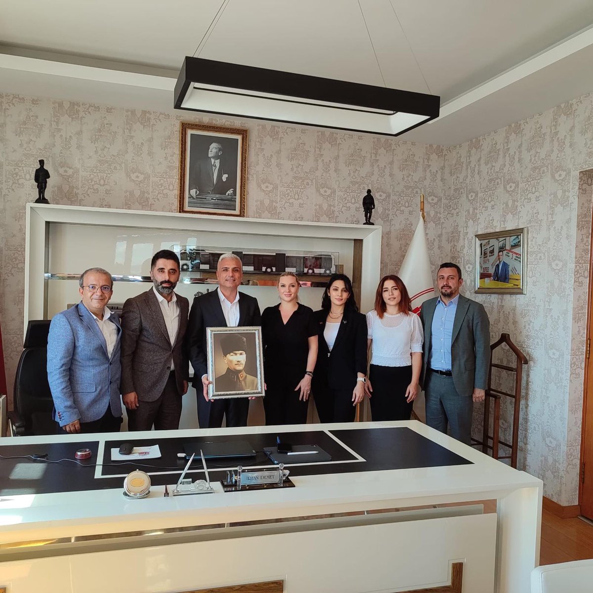 Burakdincersgk's tweet photo. İstanbul halkına ulaşım hizmeti sunan İETT'nin Genel Müdürü Sayın İrfan DEMET ile görüşerek,
SGK Personeline yönelik indirimli ulaşım kartı yada tamamen ücretsiz ulaşım kartı talep ettik.
Misafirperverliğinden dolayı Sayın Genel Müdürümüze teşekkür ederiz.
#BALSEN #BüroAilesiSendikası #Memur