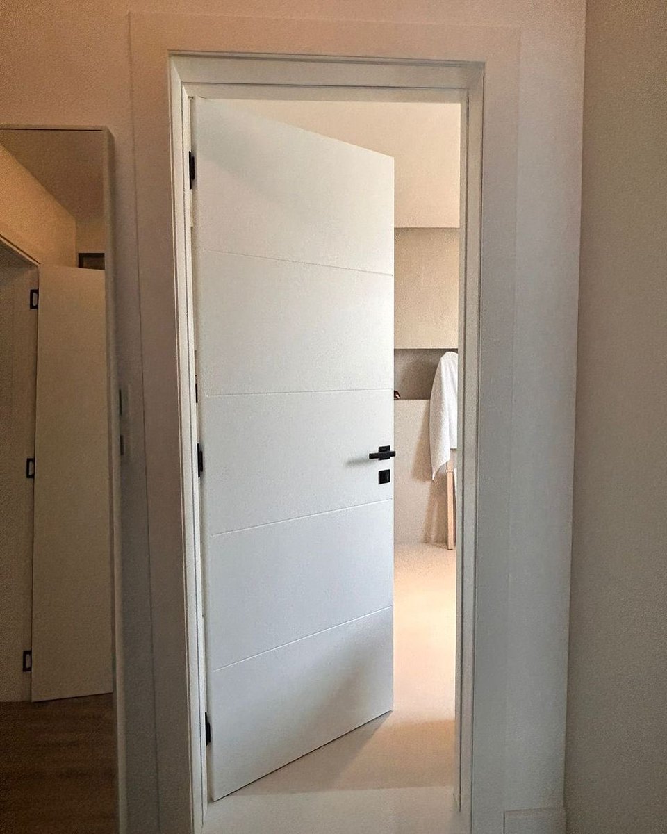 ART_OF_DOORS's tweet photo. الأبواب الكبس المطلية بالدهان تعتبر خيارًا شائعًا في تصميم المنازل والديكورات الداخلية بسبب مظهرها الأنيق والبسيط. يتم تصنيع هذه الأبواب عادةً من ألواح MDF أو الخشب الصناعي المضغوط حيث يتم تغليفها وتشكيلها على هيئة أبواب ملساء أو مع زخارف بسيطة. يتم بعد ذلك دهانها باللون 👇 https://t.co/D17tlgdZ3S