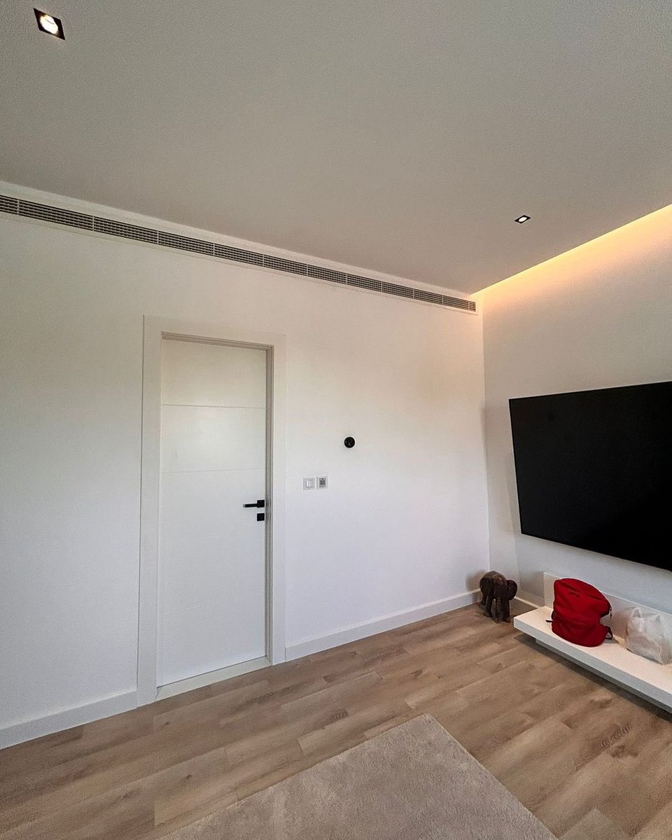 ART_OF_DOORS's tweet photo. الأبيض لإعطاء مظهر ناعم ونظيف يتناسب مع مختلف أنماط الديكور.
إليك بعض الميزات التي تجعل الأبواب الكبس بالدهان الابيض او السكري خيارًا مثاليًا:
1. التصميم العصري الأبيض يعزز الشعور بالاتساع والإضاءة، مما يجعله مناسبًا للديكورات👇 https://t.co/nYDnVsXzNZ