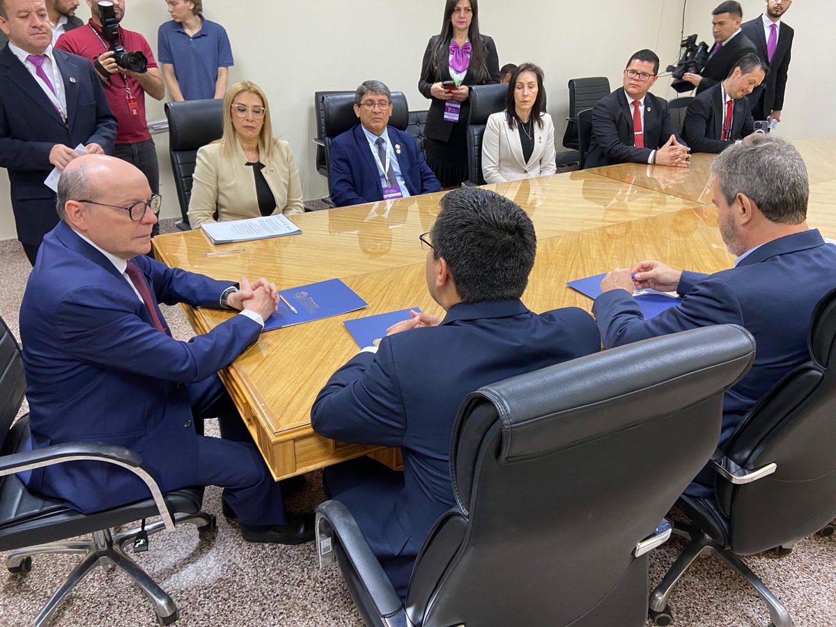 PoderJudicialPY's tweet photo. 🔴El Ministro de la Corte Suprema de Justicia, Dr. César Diesel, en su carácter de Superintendente de la Circunscripción Judicial de Alto Paraná, suscribió un convenio de cooperación interinstitucional con la Gobernación de Alto Paraná y los municipios de Naranjal y Santa Rita, para la construcción y funcionamiento de las sedes de los Juzgados de Paz y de Primera Instancia de dichas localidades.

🔹Los acuerdos establecen las acciones que regirán la construcción de las sedes judiciales de las mencionadas ciudades con el fin de posibilitar la optimización de la administración de la Justicia en las diferentes regiones.

🔹Participaron del acto, los miembros del Consejo de Administración de la Circunscripción Judicial de Alto Paraná, el Gobernador del Departamento de Alto Paraná, César Torres y los intendentes de Naranjal y Santa Rita, Edoard Schaffrath y Edgar Torres  Argüello.