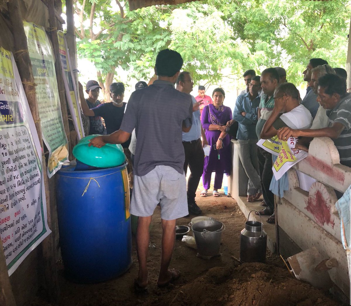 વસો ના રામપુર ગામે લાલજીભાઈ પ્રજાપતિના ફાર્મ પર પ્રાકૃતિક ખેતીની તાલીમનું આયોજન કરી ખેડૂતોને જીવામૃત, બીજામૃત , ઘનજીવામૃત, જંતુનાશક અસ્ત્રો, આચ્છાદન વિશે વિસ્તૃત માહિતી આપી તેમજ જીવામૃતનું લાઇવ ડેમો બતાવી પ્રાકૃતિક ખેતી અપનાવવા ભલામણ કરી. <a href="/DDO_Kheda/">DDO KHEDA</a> <a href="/infokhedagog/">Info Kheda GoG</a> <a href="/collectorkheda/">Collector Kheda</a>