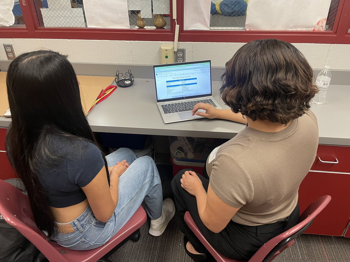 leadership_on's tweet image. Our president, Andrea Arcia, met with @HDFKC Hispanic Development Fund Ayanna Castaneda to go over college plans. Thank you for supporting us to fulfill our dreams. ❤️ @OlatheNorthCCC @MSilvaSerrano