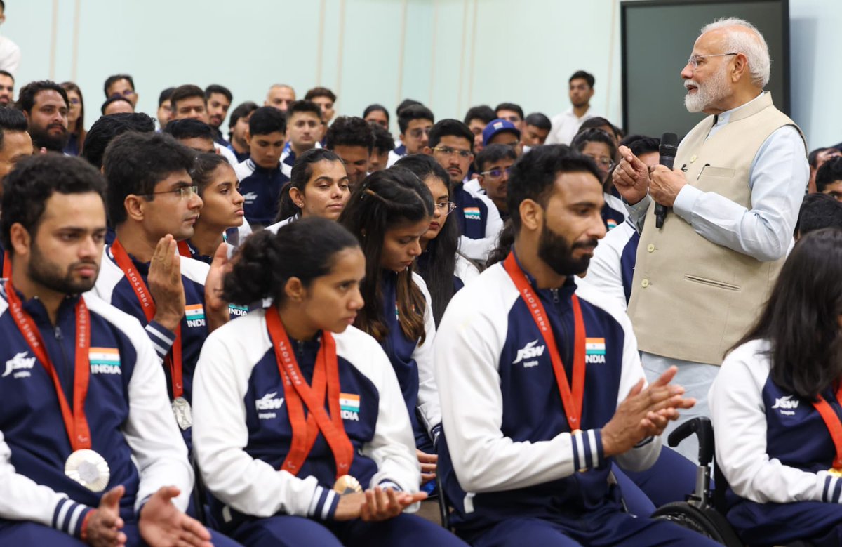Hon'ble Prime Minister Shri Narendra Modi ji had a heartfelt chat with our star ✨ Paralympians, who returned from 🇫🇷France with ✊🏻 pride. 

Our Hon'ble Prime Minister motivated 💪🏼 all of our Para stars for their tremendous performances at #ParisParalympics2024. 

Here are a few