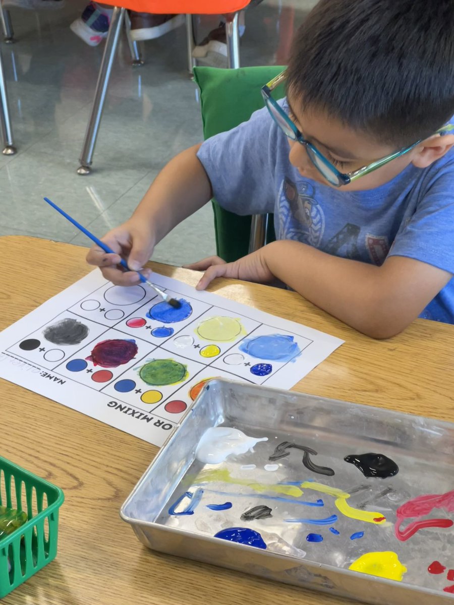 msmeyerart's tweet image. Lots of color mixing happening in art this week! ❤️💙💛 I love hearing all the “ooohs” and “ahhs.” 😯 @CCSD21Whitman #beabulldog #seunbulldog