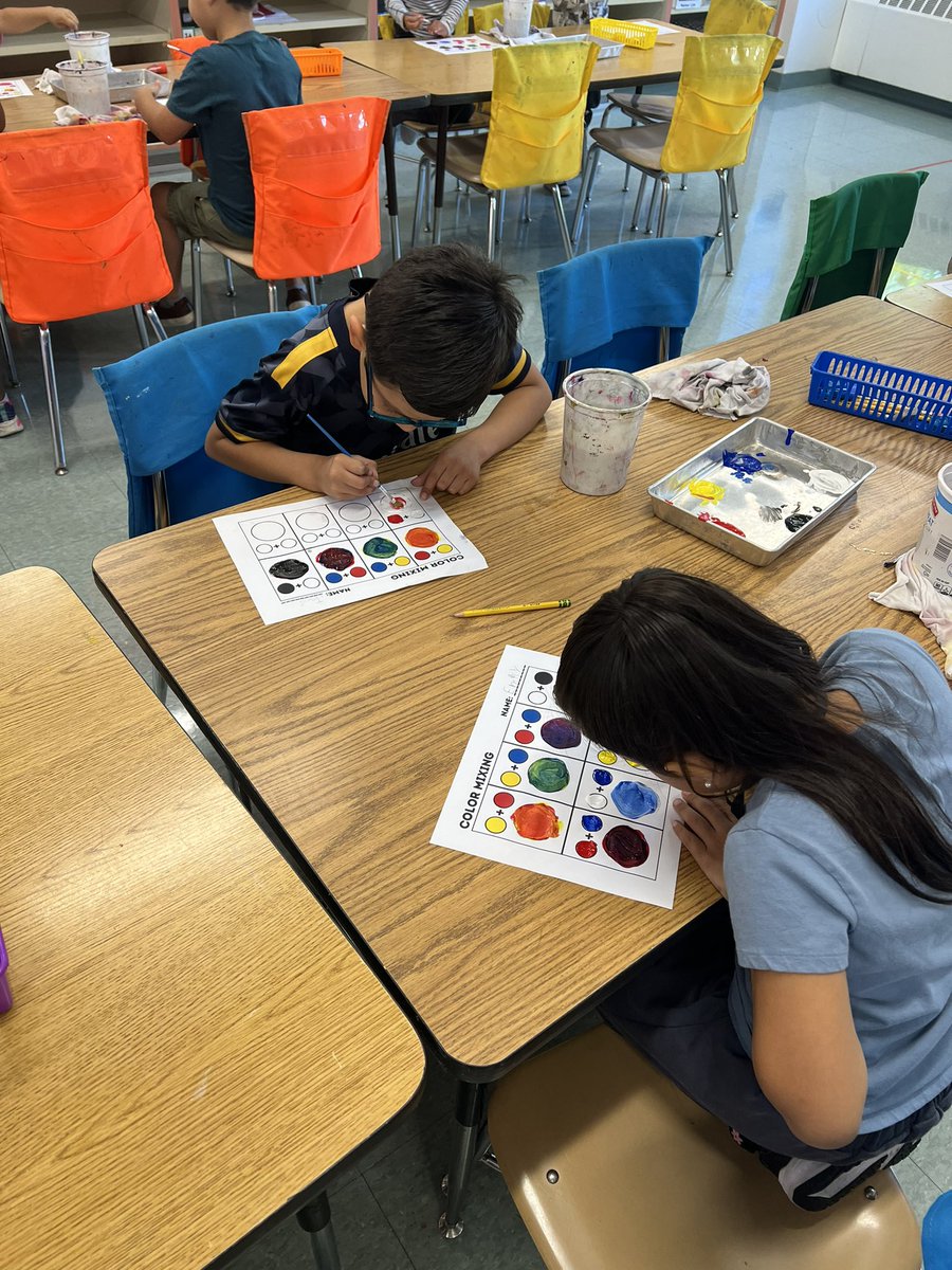 msmeyerart's tweet image. Lots of color mixing happening in art this week! ❤️💙💛 I love hearing all the “ooohs” and “ahhs.” 😯 @CCSD21Whitman #beabulldog #seunbulldog