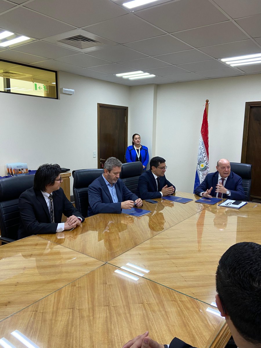 PoderJudicialPY's tweet photo. 🔴El Ministro de la Corte Suprema de Justicia, Dr. César Diesel, en su carácter de Superintendente de la Circunscripción Judicial de Alto Paraná, suscribió un convenio de cooperación interinstitucional con la Gobernación de Alto Paraná y los municipios de Naranjal y Santa Rita, para la construcción y funcionamiento de las sedes de los Juzgados de Paz y de Primera Instancia de dichas localidades.

🔹Los acuerdos establecen las acciones que regirán la construcción de las sedes judiciales de las mencionadas ciudades con el fin de posibilitar la optimización de la administración de la Justicia en las diferentes regiones.

🔹Participaron del acto, los miembros del Consejo de Administración de la Circunscripción Judicial de Alto Paraná, el Gobernador del Departamento de Alto Paraná, César Torres y los intendentes de Naranjal y Santa Rita, Edoard Schaffrath y Edgar Torres  Argüello.