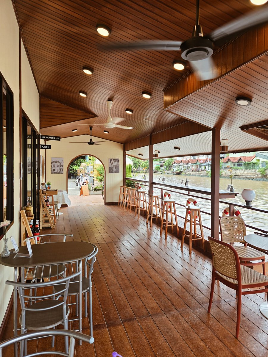 thonburian's tweet photo. ‘เฮ้า ย่ง เซ้ง’ คาเฟ่ใหม่ฝั่งธนที่เพิ่งเปิดได้ไม่ถึงเดือน บรรยากาศชิลล์วิวริมน้ำ ตั้งอยู่ในโรงงานผลิตซีอิ๊วเจ้าเก่าแก่ที่มีอายุถึง 108 ปี 

ตัวโรงงานก็ชื่อว่า ‘เฮ้า ย่ง เซ้ง’ ทุกวันนี้ยังคงผลิตซีอิ๊วตามแบบฉบับโบราณ เน้นขายส่งพวกยี่ปั๊ว
 #ธนบุเรี่ยนรีวิว #รีวิวฝั่งธน #รีวิวคาเฟ่ https://t.co/uJqVts3VUf