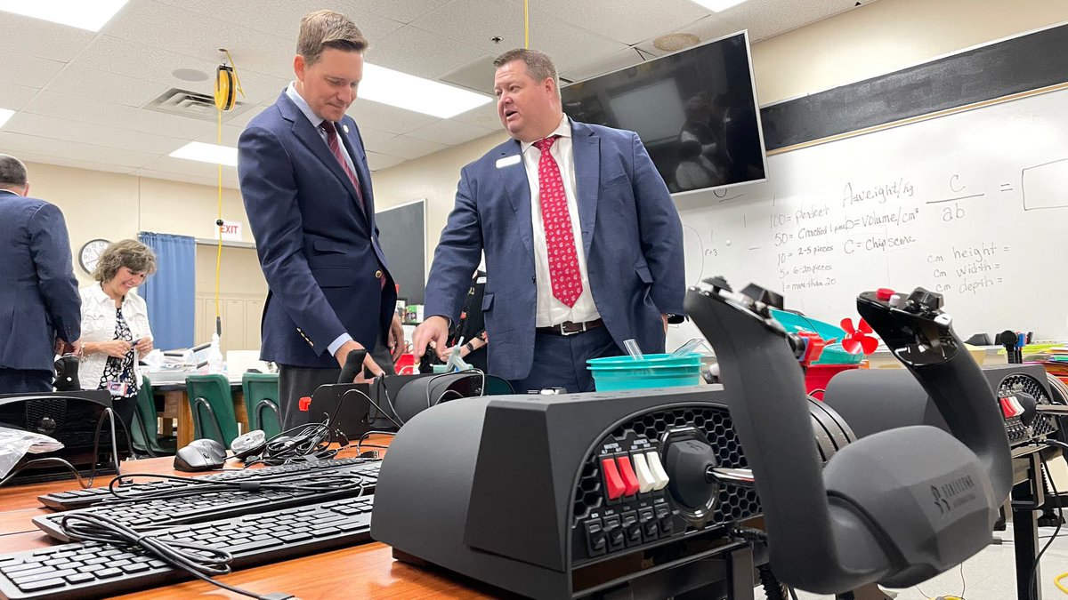LtGovPinnell's tweet photo. September is #WorkforceMonth, &amp; in Oklahoma, we have a lot to celebrate. With our low unemployment rates &amp; high workforce participation, our state has one of the healthiest economies in the country. Let’s continue investing in our workforce &amp; building a strong future for Oklahoma https://t.co/Y7WOha7IHf